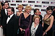 Der "Wepper-Clan" Schauspieler Elmar Wepper (2.v.l.), dessem Sohn Elmar (l), Elmars Frau Anita (3.v.l.), Mutter Wilhelmine (3.v.r.), sein Bruder Fritz Wepper mit Frau Angela (M) und Tochter Sophie (re.) (Foto: Martin Schmitz)